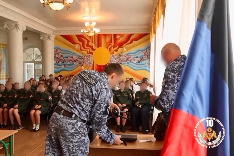 В ДНР росгвардейцы провели для детей мастер-класс по управлению БПЛА