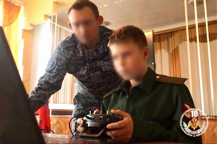 В ДНР росгвардейцы провели для детей мастер-класс по управлению БПЛА