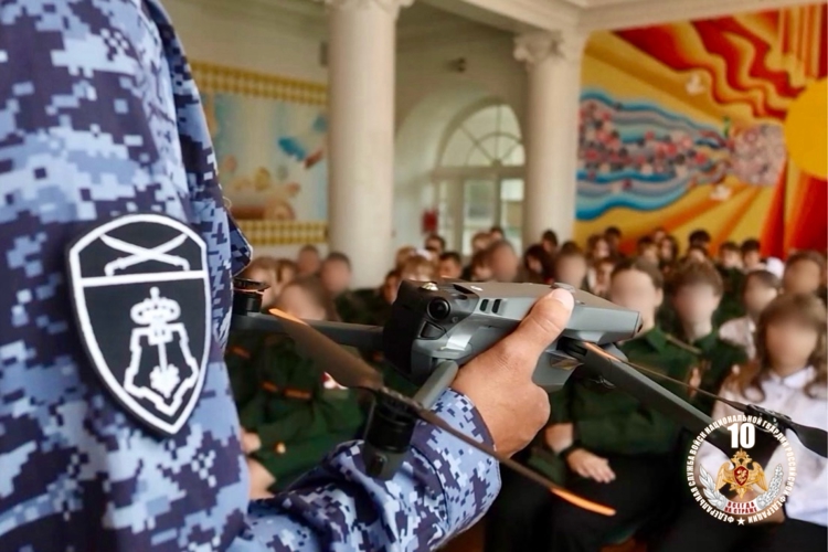В ДНР росгвардейцы провели для детей мастер-класс по управлению БПЛА