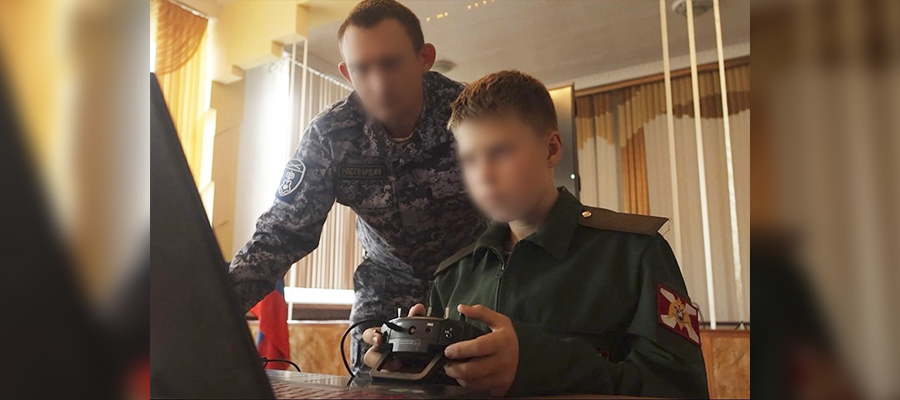 В ДНР росгвардейцы провели для детей мастер-класс по управлению БПЛА