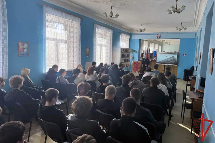 Росгвардейцы провели серию уроков мужества для студентов и школьников в ДНР