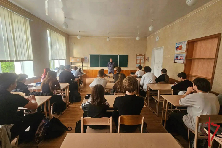 Росгвардейцы провели серию уроков мужества для студентов и школьников в ДНР