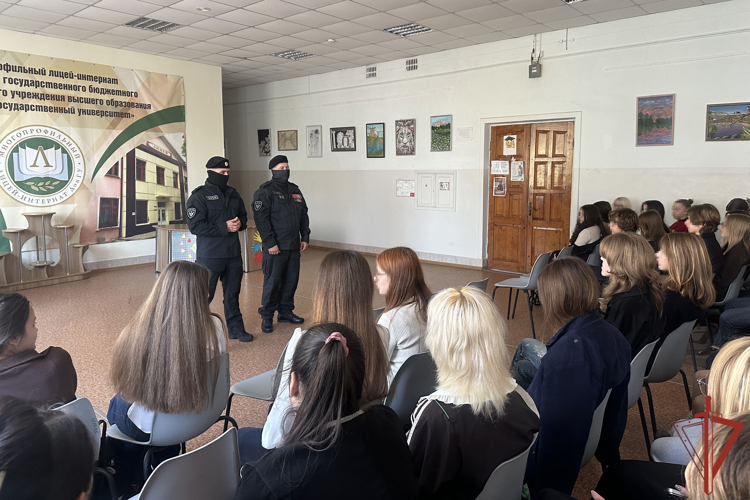 Росгвардейцы провели серию уроков мужества для студентов и школьников в ДНР